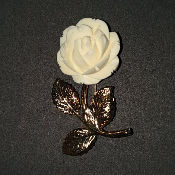 Exquisite Vintage Hand-Carved Bone White Gold Tone Rose Brooch - Picture 5 of 11